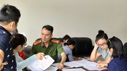 Đến tận chung cư giúp dân hoàn tất thủ tục cư trú