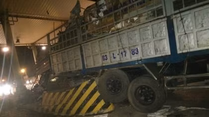 Xe tải tuột dốc trên cầu Cần Thơ gây tai nạn liên hoàn