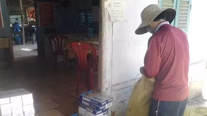 Cải trang làm người cắt cỏ để vận chuyển thuốc lá lậu