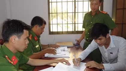 Bé gái bị bạn trai quen qua mạng chuốc say rồi xâm hại