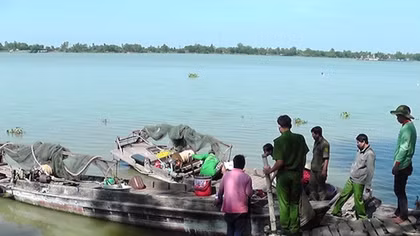  2 ghe gỗ dùng xung điện tận diệt thuỷ sản