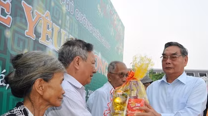 Chia sẻ yêu thương với người dân nghèo Rạch Giá