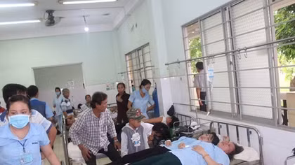 Gần 200 công nhân nhập viện cấp cứu sau bữa ăn trưa