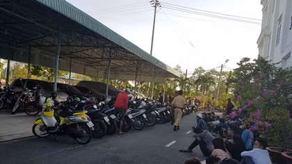 Gần trăm thanh niên cổ vũ và đua xe ở Cần Thơ