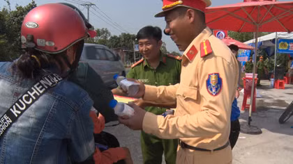 Công an thị xã Hồng Ngự nghĩa tình với người dân về quê ăn Tết