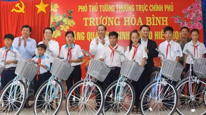 Phó Thủ tướng Thường trực Trương Hoà Bình tặng 100 xe đạp cho học sinh tại Cà Mau