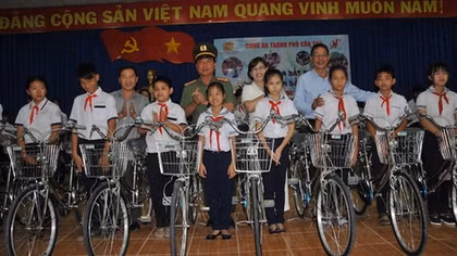 Công an TP Cần Thơ tặng xe đạp cho học sinh nghèo vượt khó