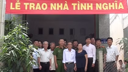 Công an Đồng Tháp xây tặng nhà tình nghĩa cho cán bộ hưu trí