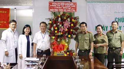 Công an TP Cần Thơ chúc mừng ngày thầy thuốc Việt Nam