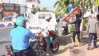 Đi giải tỏa vỉa hè, cán bộ thanh tra giao thông bị chém đứt lìa ngón tay 
