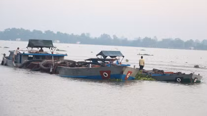  Hai người dân bị đánh vì ngăn cản hoạt động khai thác cát