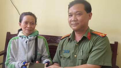 Nhặt được điện thoại, người phụ nữ bán vé số mang nộp Công an
