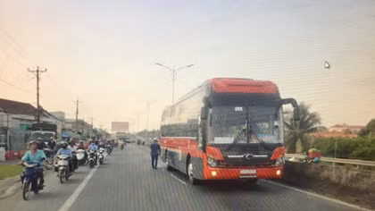 Ôtô khách tông chết người phụ nữ ở Châu Thành