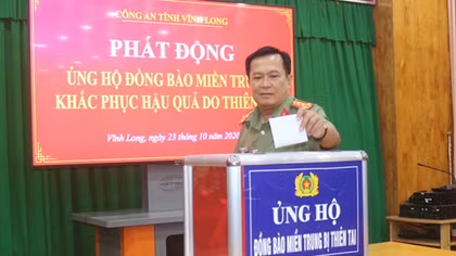 Công an tỉnh Vĩnh Long quyên góp 700 triệu đồng ủng hộ đồng bào miền Trung