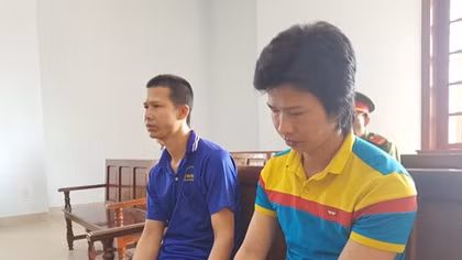 Phạt 26 năm tù hai em ruột hiếp dâm bé gái 
