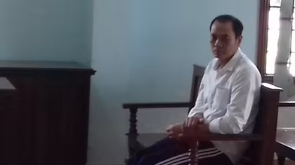 Gã hàng xóm trèo rào hiếp dâm cô gái bị tâm thần