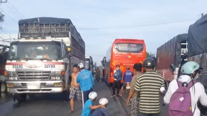 Bé trai 8 tuổi bị xe khách cán tử vong khi đang trên đường đến trường