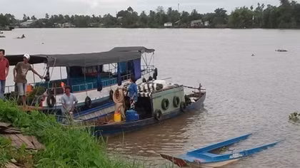 Tàu du lịch đụng chìm ghe, 5 người thoát chết ở Cần Thơ