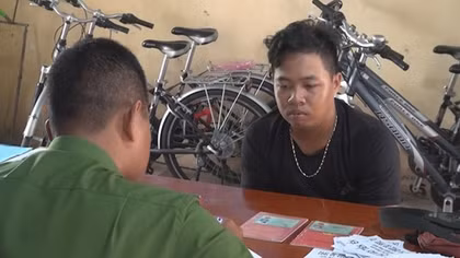 Lập biên bản hai thanh niên phát tờ rơi quảng cáo cho vay tiền