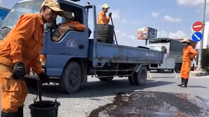 Cần Thơ vá "ổ gà" sau vụ hai bà cháu tử vong trên cầu Hưng Lợi