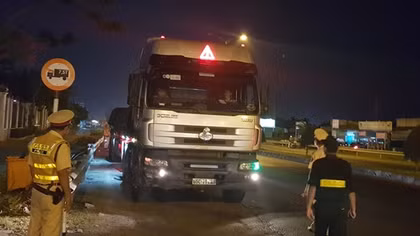 Người vi phạm giao thông có bằng lái nhưng trả lời không biết chữ