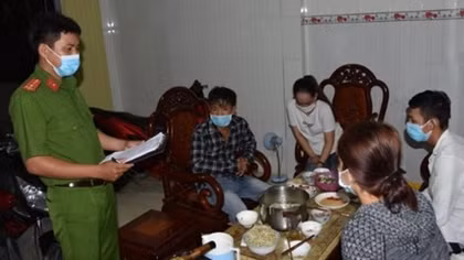 Nhóm thanh niên tụ tập "nhậu" và "hát" khi đang giãn cách xã hội