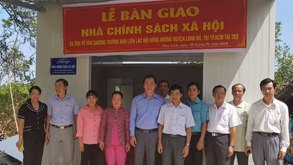Trao 2 căn nhà cho gia đình chính sách ở Vĩnh Long