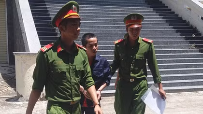 Gã thanh niên hiếp dâm 3 bé gái rồi quay clip khống chế