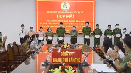 Công an TP Cần Thơ tặng quà nhân dịp tháng công nhân năm 2021