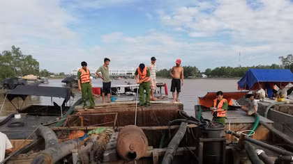 Bắt 5 ghe hút trộm cát trên sông Cổ Chiên