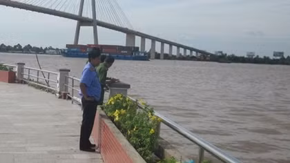 Tập thể dục, phát hiện thi thể phụ nữ trôi trên sông Tiền