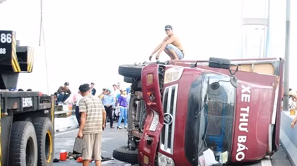 Xe thư báo lật ngang trên cầu Mỹ Thuận, kẹt xe kéo dài gần 5km