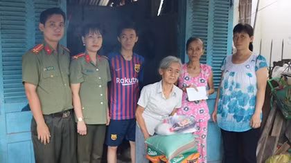 Công an Trà Vinh thăm và tặng quà cho các gia đình khó khăn