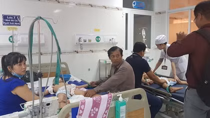 Cha cho 3 con uống sữa nghi có thuốc trừ sâu