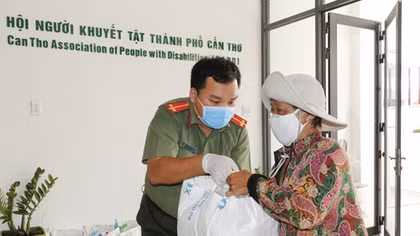 Đoàn Thanh niên Công an TP Cần Thơ tặng 1 tấn gạo cho người khuyết tật
