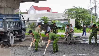 Công an TP Cần Thơ giúp dân dặm vá đường trong mùa mưa bão