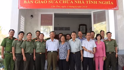 Công an TP Cần Thơ trao nhà nghĩa tình đồng đội
