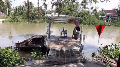 Thi thể nữ lái đò nổi trên sông, đầu và mặt có vết chém