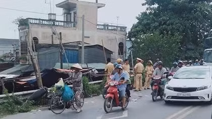 Va chạm với xe bồn, hai mẹ con tử vong