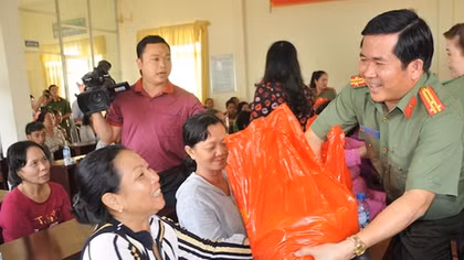 Công an TP Cần Thơ trao nhà nhân ái và tặng quà tết cho người nghèo
