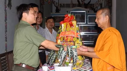 Công an tỉnh Vĩnh Long thăm, chúc mừng lễ Sen-Dolta
