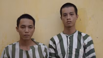 Hai thanh niên "làm bậy" với bé gái 14 tuổi