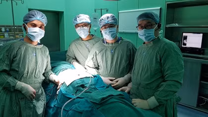 Mảnh đạn “kẹt” trong ổ bụng suốt 40 năm tạo ổ áp xe “khủng” 