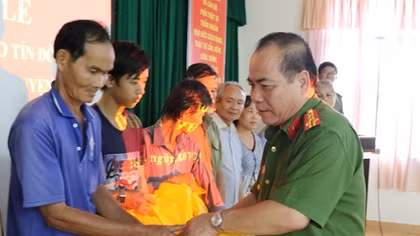 Công an TP Cần Thơ trao tặng 200 phần quà cho các hộ nghèo