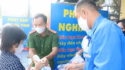 Công an Vĩnh Long tri ân các nhà hảo tâm hỗ trợ “ATM gạo”