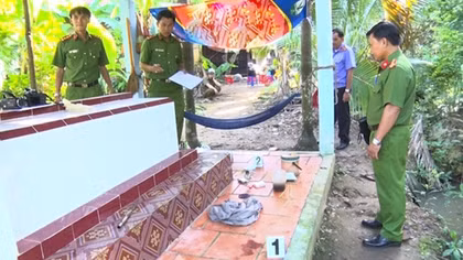 3 bố con ngồi nhậu, em ruột đâm chết anh trai