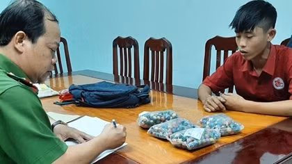 Rủ nhau mua pháo nổ mang về... đón Tết