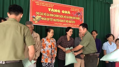 Công an Cần Thơ - Trà Vinh thăm, tặng quà cho gia đình chính sách, Mẹ VNAH