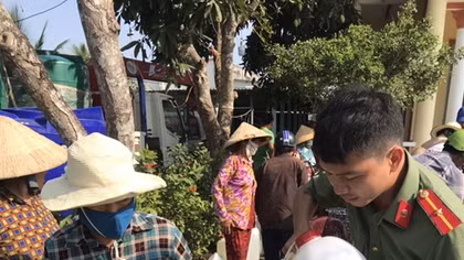 Công an Tiền Giang và Bến Tre chở nước phát miễn phí cho người dân