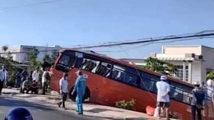 Xe chở công nhân tông vào trụ điện, tài xế tử vong